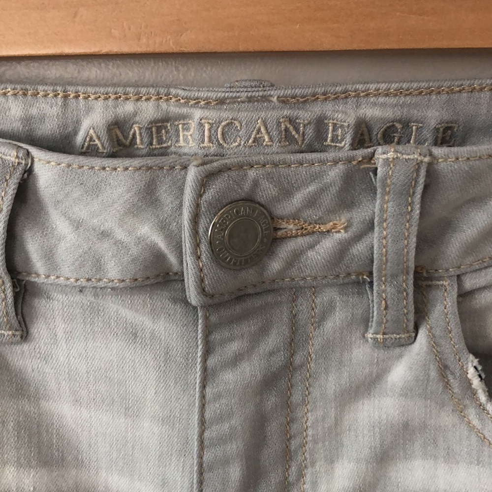 American Eagle Light Grey distressed Jeans Size 6 Super Stretch - Picture 2 of 11
